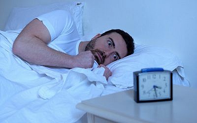Illustration d'un homme en pleine insomnie (Crédit : tommaso79 ; iStock by Getty Images)