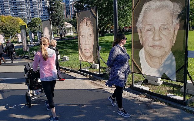 Illustration : l'installation "Lest We Forget" en hommage aux victimes de la Shoah à Boston, avec des photos de survivants prises par Luigi Toscano, le 16 octobre 2018. (Crédit : Matt Lebovic/The Times of Israel)