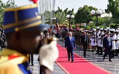 Le Premier ministre Benjamin Netanyahu est reçu par une garde d'honneur au palais présidentiel à N'Djamena, Tchad, le 20 janvier 2019 (Koby Gideon/GPO)