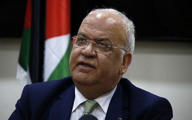 Saeb Erekat, le secrétaire général de l'OLP, s'adresse aux médias après une réunion avec des diplomates à Ramallah en Cisjordanie, le 30 janvier 2019. (Crédit : ABBAS MOMANI / AFP)