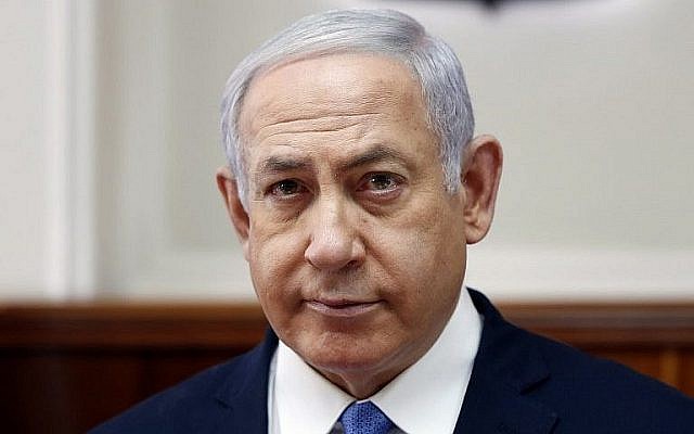 Le Premier ministre Benjamin Netanyahu assiste à la réunion hebdomadaire de son cabinet à Jérusalem, le 3 février 2019. (Crédit : Ronen Zvulun/Pool/AFP)