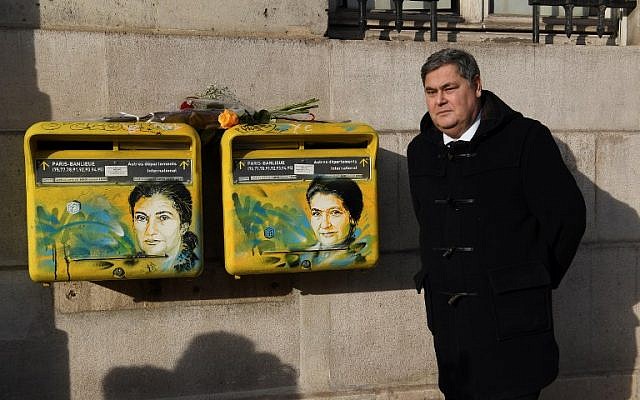 L'avocat Pierre-Francois Veil à côté d'une boite aux lettre arborant un portrait de sa mère Simone Veil, figure de la politique européenne et survivante de la Shoah, le 11 février 2019. (Crédit : Christophe ARCHAMBAULT / AFP)