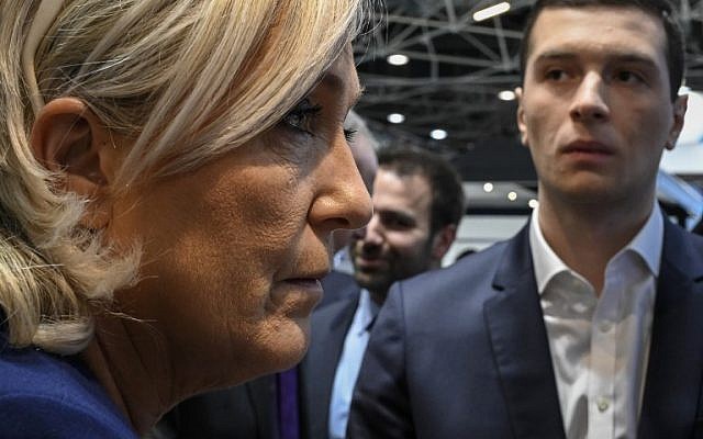 Marine Le Pen et le candidat RN aux Européennes Jordan Bardella le 14 février 2019 à Chassier, près de Lyon. (Photo by JEAN-PHILIPPE KSIAZEK / AFP)