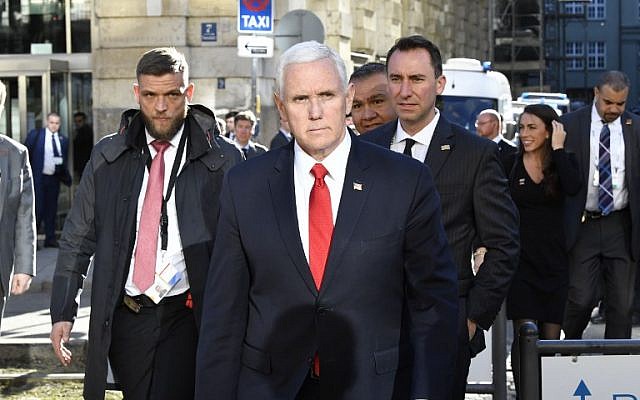 Le vice-président américain Mike Pence, au centre, traverse la rue devant l'hôtel  Bayerischer à la 55ème conférence sur la sécurité de Munich, en Allemagne, le 16 février 2019 (Crédit :  THOMAS KIENZLE / AFP)