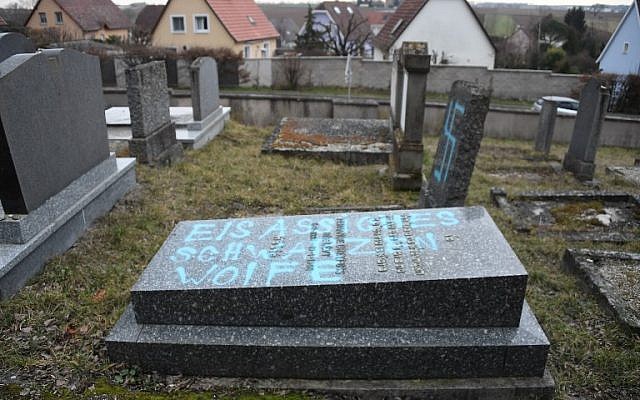 Une photo prise à Quatzenheim le 19 février 2019 montre des svastikas peintes sur des tombes dans un cimetière juif, le jour d'une marche nationale contre une recrudescence des attaques antisémites. - (Crédit : Frederick FLORIN / AFP)