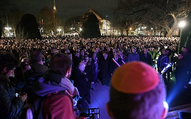 Les gens rendent hommage à un rassemblement à Strasbourg, dans l'est de la France, le 19 février 2019, lors d'une journée d'actions à l'échelle nationale contre la montée en puissance des attaques antisémites en France. (Crédit :  FREDERICK FLORIN / AFP)