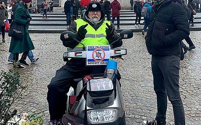 Robert-Willem van Norren soutient le boycott d'Israël sur un scooter de mobilité fabriqué en Israël en janvier 2019.  (Michael Jacobs via JTA)