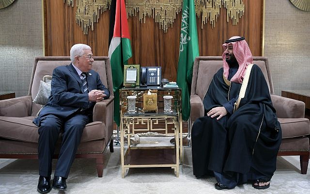 Le président de l'Autorité palestinienne Mahmoud Abbas (à gauche) et le prince héritier Mohammed ben Salmane à Ryad, le 12 février 2019. (Crédit : Wafa)