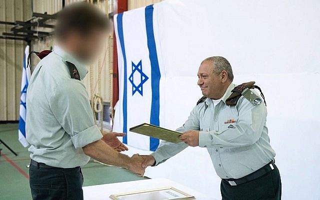 Le chef d'état-major Gadi Eisenkot remet une recommandation officielle aux unités spéciales Sayeret Matkal, le 27 mars 2018. (Crédit : armée israélienne)