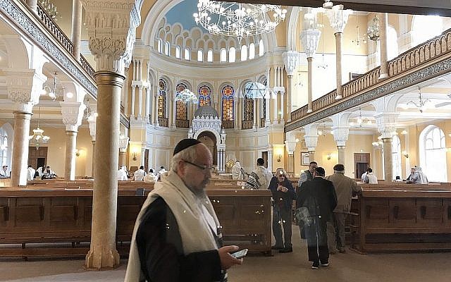 Intérieur de la Grande synagogue chorale de Saint-Pétersbourg, lors de la prière du matin, le vendredi 14 septembre 2018. (Rossella Tercatin / Times of Israël)