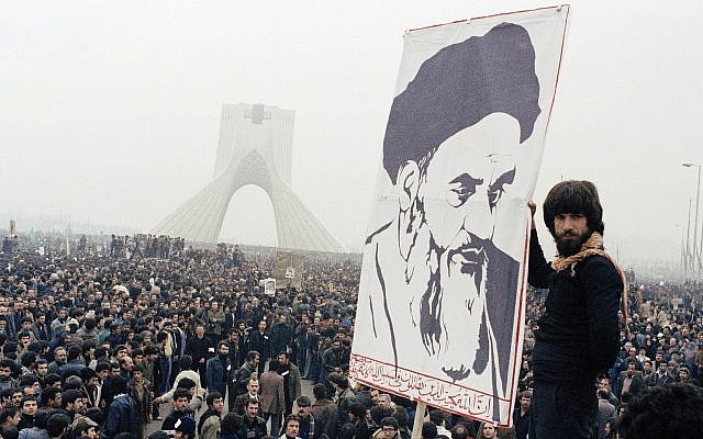 Le 9 octobre 1978, des Iraniens manifestent contre le Shah Mohamma Reza Pahlavi à Téhéran. (Crédit : Archives AP)