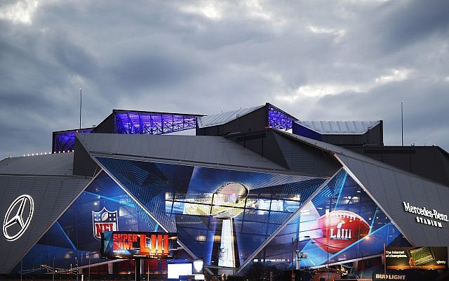 Le stade Mercedes-Benz qui accueille la 53e finale du Super Bowl opposant les Los Angeles Rams aux New England Patriots à Atlanta, 2 février 2019. (Crédit : AP/David Goldman)