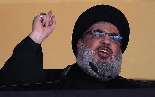 Sur cette photo du 24 octobre 2015, le chef du Hezbollah, Hassan Nasrallah, s'adresse à une foule dans une banlieue sud de Beyrouth, au Liban. (Crédit: AP Photo/Hassan Ammar, File)