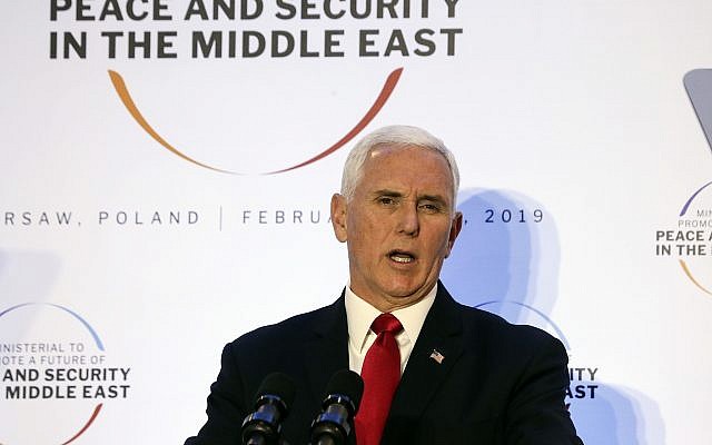 Le vice-président américain Mike Pence à la Conférence sur la sécurité au Moyen Orient à Varsovie, le 14 février  2019. (Crédit : AP/Michael Sohn)