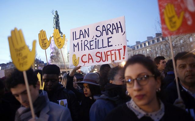 Des gens se rassemblent sur la place de la République pour protester contre l'antisémitisme, à Paris, en France, le mardi 19 février 2019. (Crédit : AP / Thibault Camus)