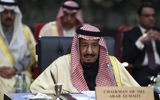 Le monarque saoudien Salmane lors du sommet réunissant la Ligue arabe et l'Union européenne, à Charm el-cheikh, le 24 février 2019. (Crédit : AP Photo/Francisco Seco)