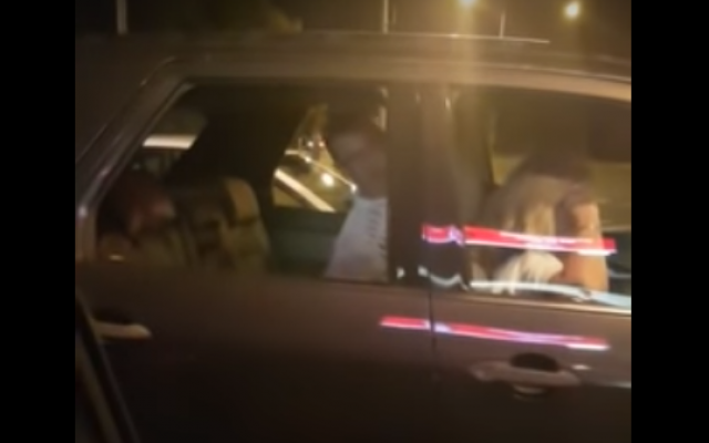 Capture d'écran de la vidéo d'un automobiliste australien criant des insultes antisémites à un rabbin, près de Melbourne. (Crédit : capture écran YouTube)