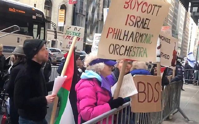 Des manifestants anti-Israël protestant contre un concert de l'Orchestre philharmonique d'Israël  au Carnegie Hall, à New York, le 3 février 2019. (Crédit : capture d'écran vidéo/Twitter)