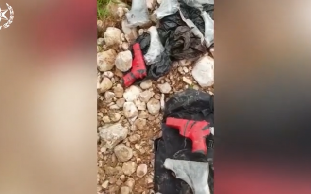 Capture d'écran d'une vidéo montrant les armes à feu interceptées à la frontière israélo-jordanienne par la police lors de l'arrestation d'un Palestinien (Capture d'écran )