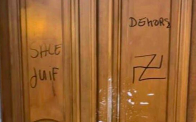 Tags antisémites sur une porte d'un immeuble du 14e arrondissement de Paris, le 21 février 2019 (Crédit : capture d'écran vidéo AFP)