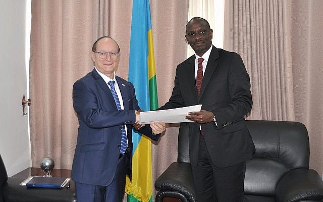 L'ambassadeur israélien Ron Adam présente ses lettres de créance au ministre rwandais des Affaires étrangères, M. Richard Sezibera, le 21 février 2019 (Crédit : ministère des Affaires étrangères du Rwanda)