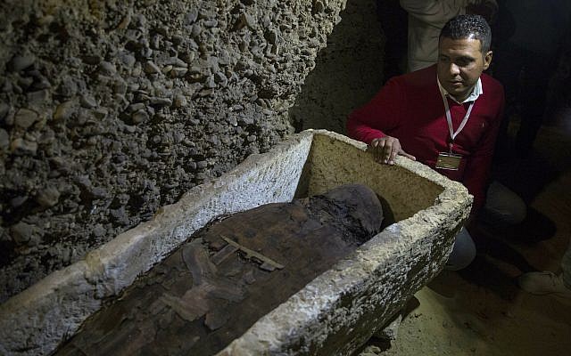 Photo d'illustration : Un archéologue observe une chambre funéraire récemment découverte dans la province désertique de Minya, au sud du Caire, en Egypte. le samedi 2 février 2019.
(Crédit : AP/Roger Anis)