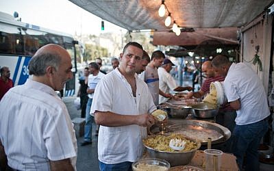 Illustration d'un stand de falafels à Jérusalem-Est en 2012. (Noam Moskowitz/Flash90)