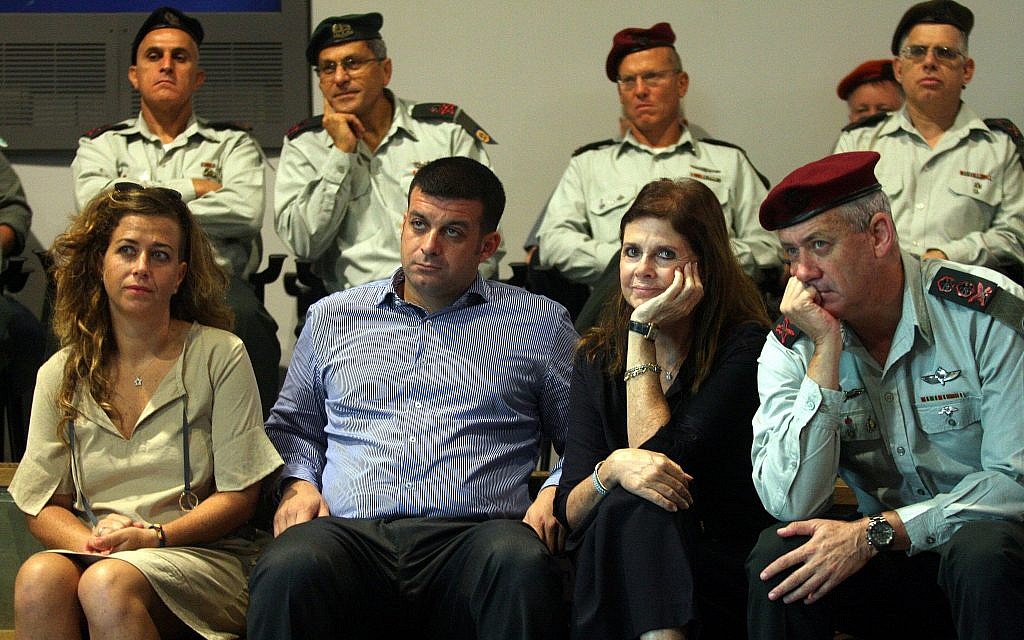 Le chef d'état-major Benny Gantz assiste avec des membres de la famille Rabin à un séminaire au Centre Yitzhak Rabin en octobre 2012 marquant l'anniversaire de l'assassinat du Premier ministre Yitzhak Rabin. (Roni Schutzer/Flash90)