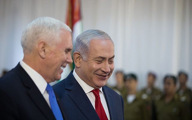 Le vice-président américain Mike Pence, à gauche, salué par le Premier ministre israélien Benjamin Netanyahu au bureau du Premier ministre de Jérusalem, le 22 janvier 2018 (Crédit :  Hadas Parush/Flash90