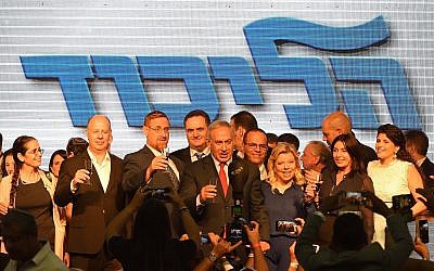 Le Premier ministre Benjamin Netanyahu, au centre, avec son épouse et des députés du Likud lors d'un événement organisé pour la nouvelle année juive à Tel Aviv, le 6 septembre 2018 (Crédit :  Gili Yaari/Flash90)