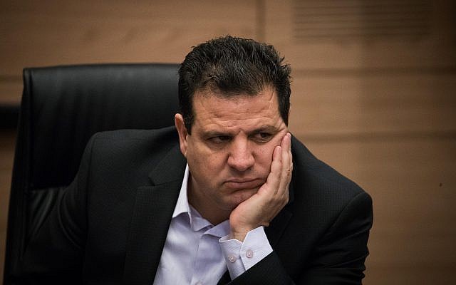 Ayman Odeh, le chef du parti Hadash, assiste à une session de la Knesset à Jérusalem, le 1er janvier 2019. (Yonatan Sindel/Flash90/via JTA)