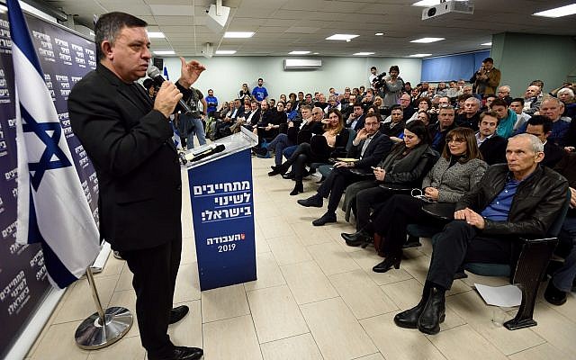 Avi Gabbay, chef du Parti travailliste, s'adresse aux militants lors d'une campagne électorale du parti à Tel Aviv, le 23 janvier 2019. (Gili Yaari/FLASH90)