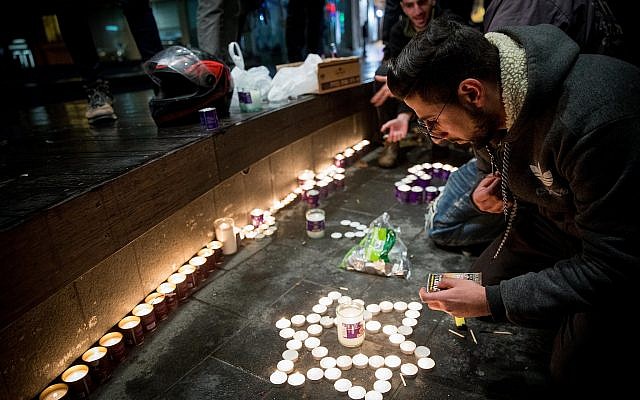 Des Israéliens allument des bougies en mémoire d'Ori Ansbacher, 19 ans, sur la place Sion de Jérusalem, le 9 février 2019 (Crédit : Yonatan Sindel/Flash90)