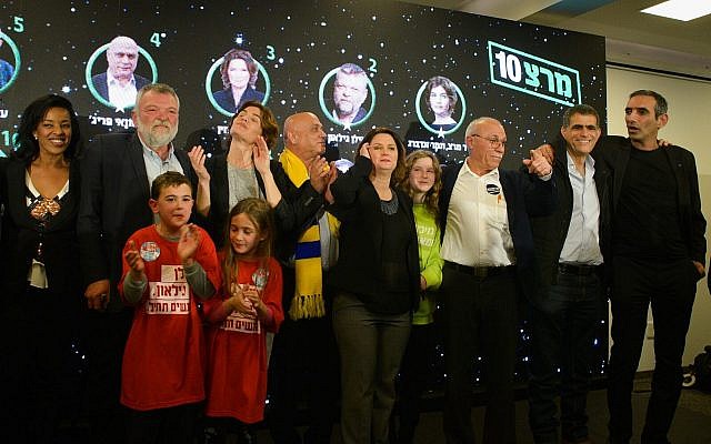 La cheffe du parti du Meretz Tamar Zandberg et d'autres membres de la formation à Tel Aviv, suite à l'annonce des résultats des primaires, le 14 février 2019 (Crédit : Flash90)