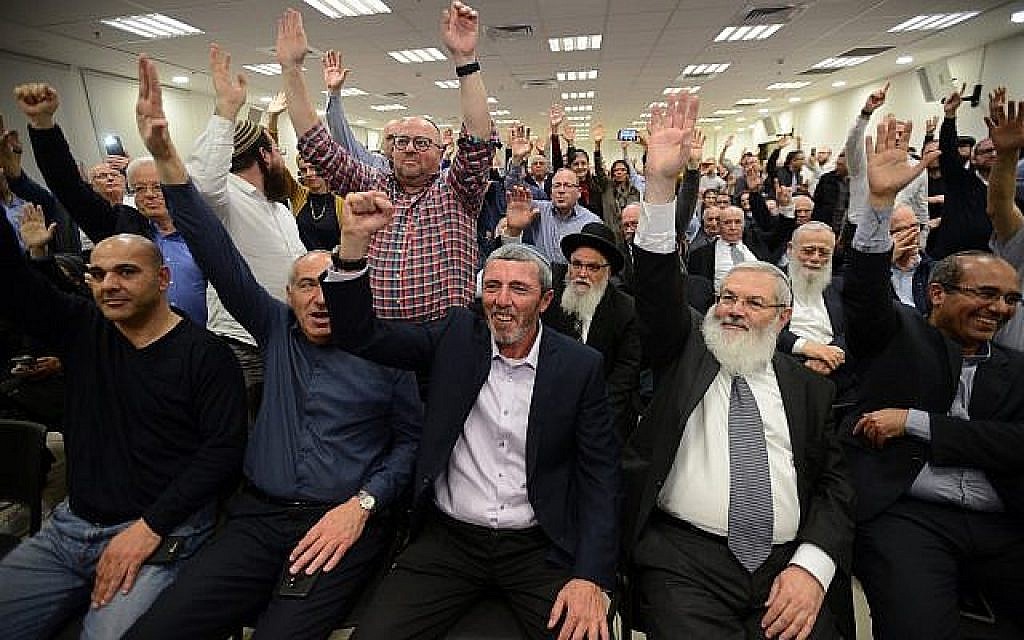 Le parti HaBayit HaYehudi vote en faveur d'une alliance préélectorale avec Otzma Yehudit à Petah Tikva, le 20 février 2019. (Crédit : Gili Yaari/Flash90)