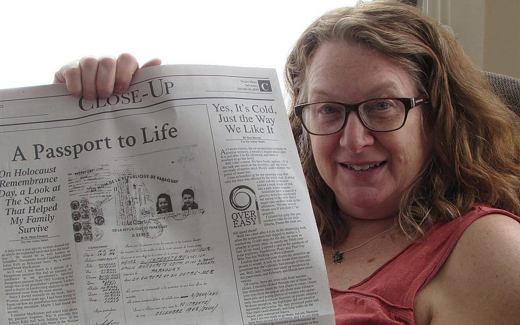 Heidi Fishman montrant un éditorial qu'elle a écrit sur le sauvetage de sa famille de la Shoah à l'aide d'un passeport paraguayen. (Avec l'aimable autorisation de Fishman via JTA)