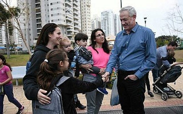 Le chef du parti Hossen LeYisrael Benny Gantz rencontre des familles à Petah Tikva le 5 février 2019. (Crédit : Sraya Diamant)