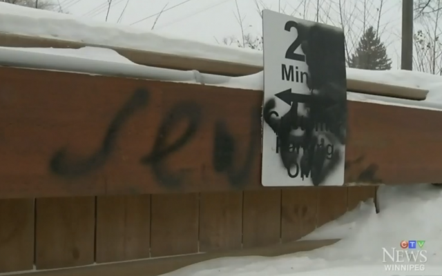 Le mot "Juifs" tagué sur le parking du BerMax Caffe and Bistro à Winnipeg, au Canada. (Crédit : capture écran CTV News Winnipeg)