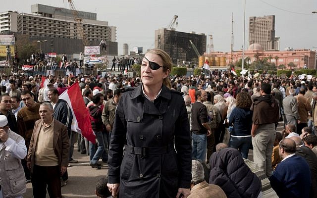 Marie Colvin, place Tahrir Square, au Caire. Photo non datée. (Crédit : AP/Ivor Prickett Sunday Times)