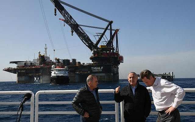 Le Premier ministre Benjamin Netanyahu, avec le ministre de l'Energie Yuval Steinitz, et le vice-président de Noble Energy's George Hatfield, lors de l'inauguration de la nouvelle plateforme du champ gazier Leviathan,en Méditerranée, au large de Haïfa, le 31 janvier 2019. (Crédit : Marc Israel Sellem/Pool/AFP)