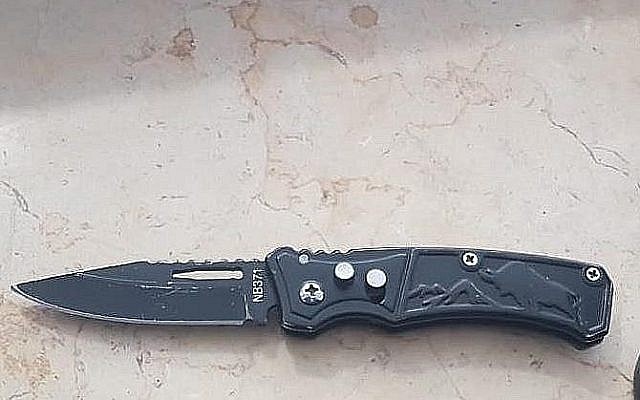 Un couteau transporté par l'un des deux suspects palestiniens qui tentaient de contourner les contrôles de sécurité pour entrer au Tombeau des patriarches de Hébron, en Cisjordanie, le 11 février 2019 (Crédit : Police israélienne)