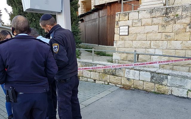Les agents de police répondent à une attaque au couteau dans le quartier Gilo de Jérusalem, le 17 février 2019 (Crédit : Police israélienne)