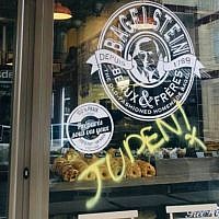 Graffiti antisémite avec le mot "Juden" sur la vitrine du restaurant Bagelstein, à Paris, France, le 9 février 2019. (Capture d'écran : YouTube)
