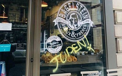 Graffiti antisémite avec le mot "Juden" sur la vitrine du restaurant Bagelstein, à Paris, France, le 9 février 2019. (Capture d'écran : YouTube)