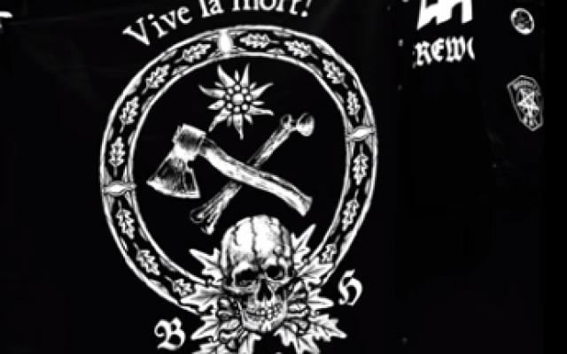 Le logo du groupe Baise ma hache -un os et une hache- reprend les symboles des jeunesses hitlériennes (Crédit: capture d'écran BMH/Youtube)
