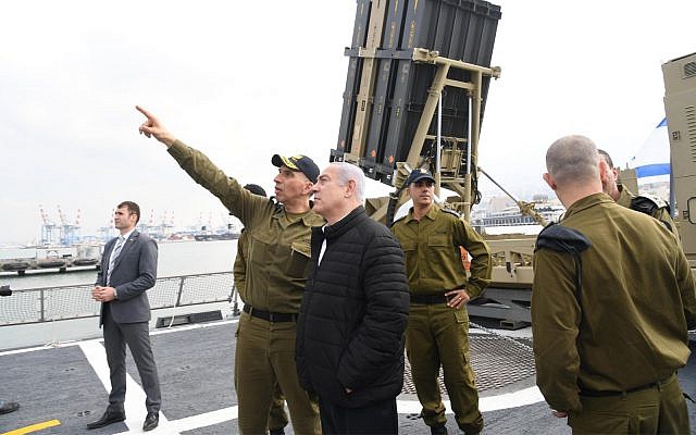 Benjamin Netanyahu à la base navale de Haïfa, le 12 février 2019. (Crédit : Haim Tzach/PMO)
