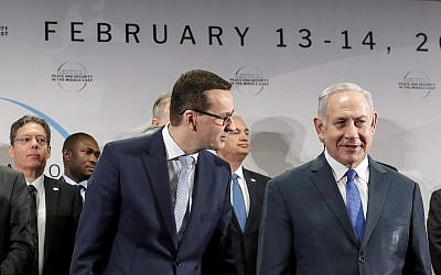 Le Premier ministre polonais Mateusz Morawiecki, à gauche, et le Premier ministre israélien Benjamin Netanyahu à la conférence sur la paix et la sécurité au Moyen-Orient à Varsovie, en Pologne, le 14 février 2019 (Crédit : AP/Michael Sohn)