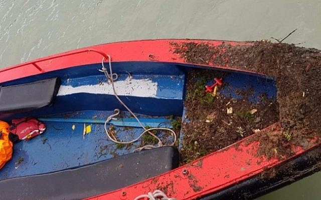 Le canot qui s'est retourné dans le parc national de Torres del Paine au Chili le 3 février 2019, blessant 16 touristes israéliens (Marine chilienne, via une capture d'écran de la Treizième chaîne).