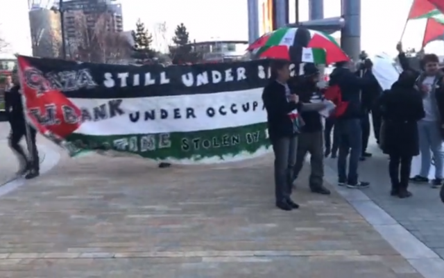Des activistes pro-palestiniens protestent contre Israël devant le studio de Manchester de "Eurovision : You Decide" le 8 février 2019. (Capture d'écran/Channel 12)