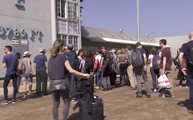 Des touristes israéliens visitent l'aéroport d'Entebbe où des otages avaient été gardés captifs en 1976, le 14 février 2019 (Capture d'écran :  via NTV)